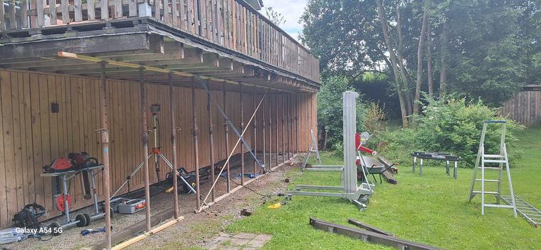 Nieuwe steunpilaren onder een terras