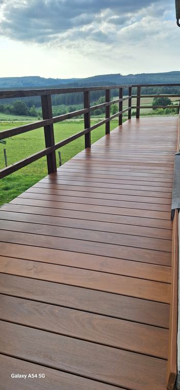Houten terras met zicht op de vallei