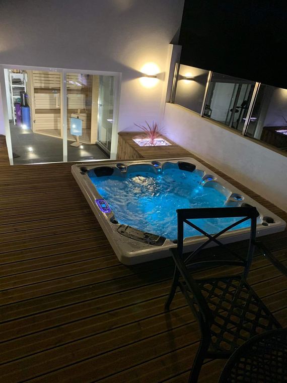 Espace bien-être avec plancher en bois