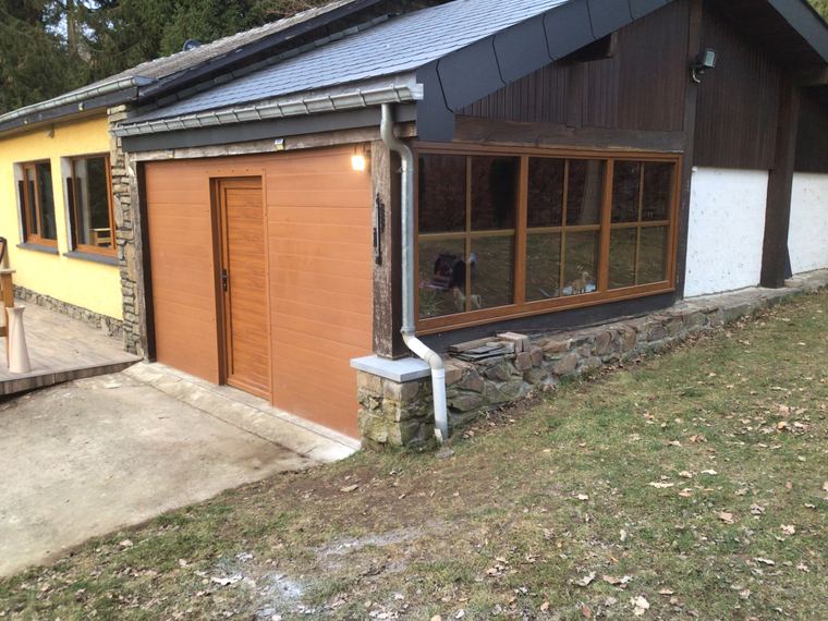 Porte de garage et châssis assortis
