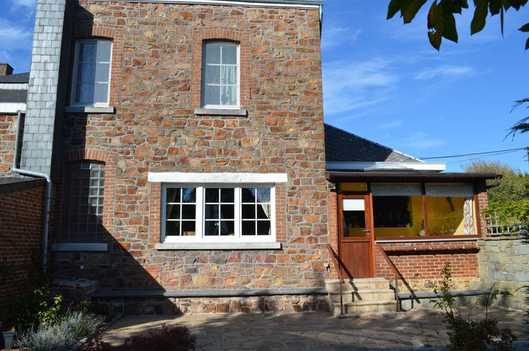 Nouveaux châssis dans une façade en pierre